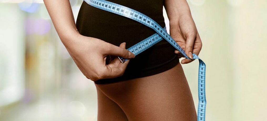 ผู้หญิงบันทึกผลลัพธ์ของการลดน้ำหนักอย่างมีประสิทธิภาพ
