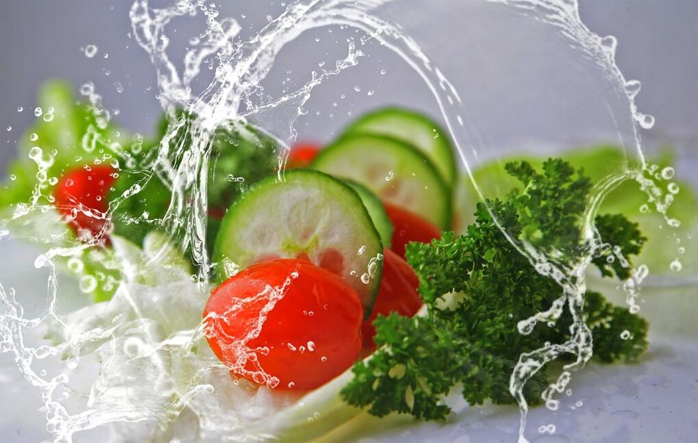 อาหารเพื่อสุขภาพและน้ำเป็นองค์ประกอบสำคัญที่จำเป็นสำหรับการลดน้ำหนัก