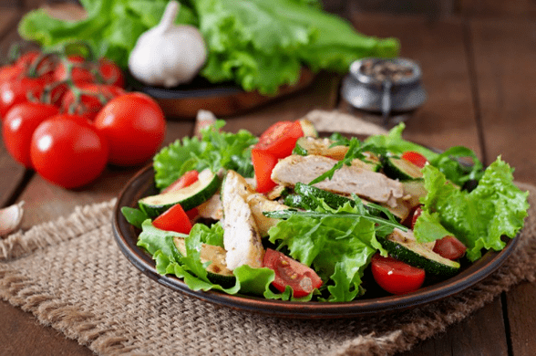 สลัดไก่และผักเป็นทางเลือกที่ดีสำหรับมื้อเย็นมื้อเบาหลังออกกำลังกาย